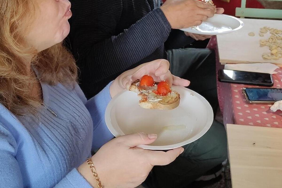 žena držící talíř s jídlem