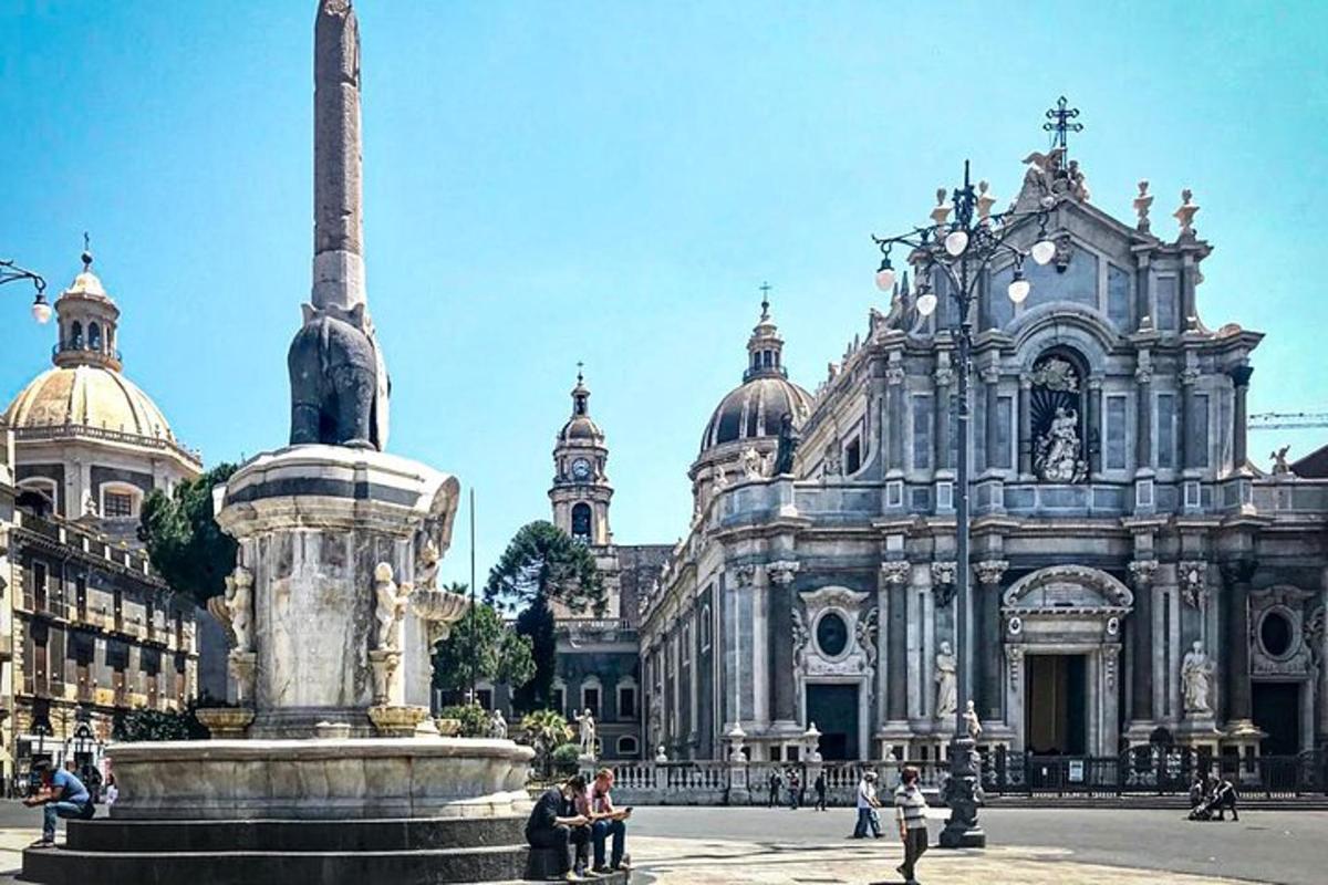 Una gran catedral con una fuente delante de ella.