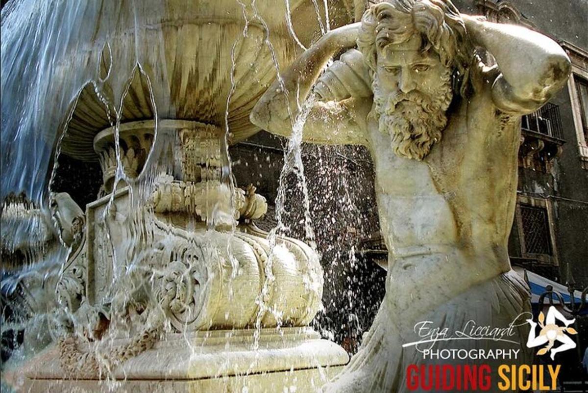 Una estatua de una fuente de la que sale agua.