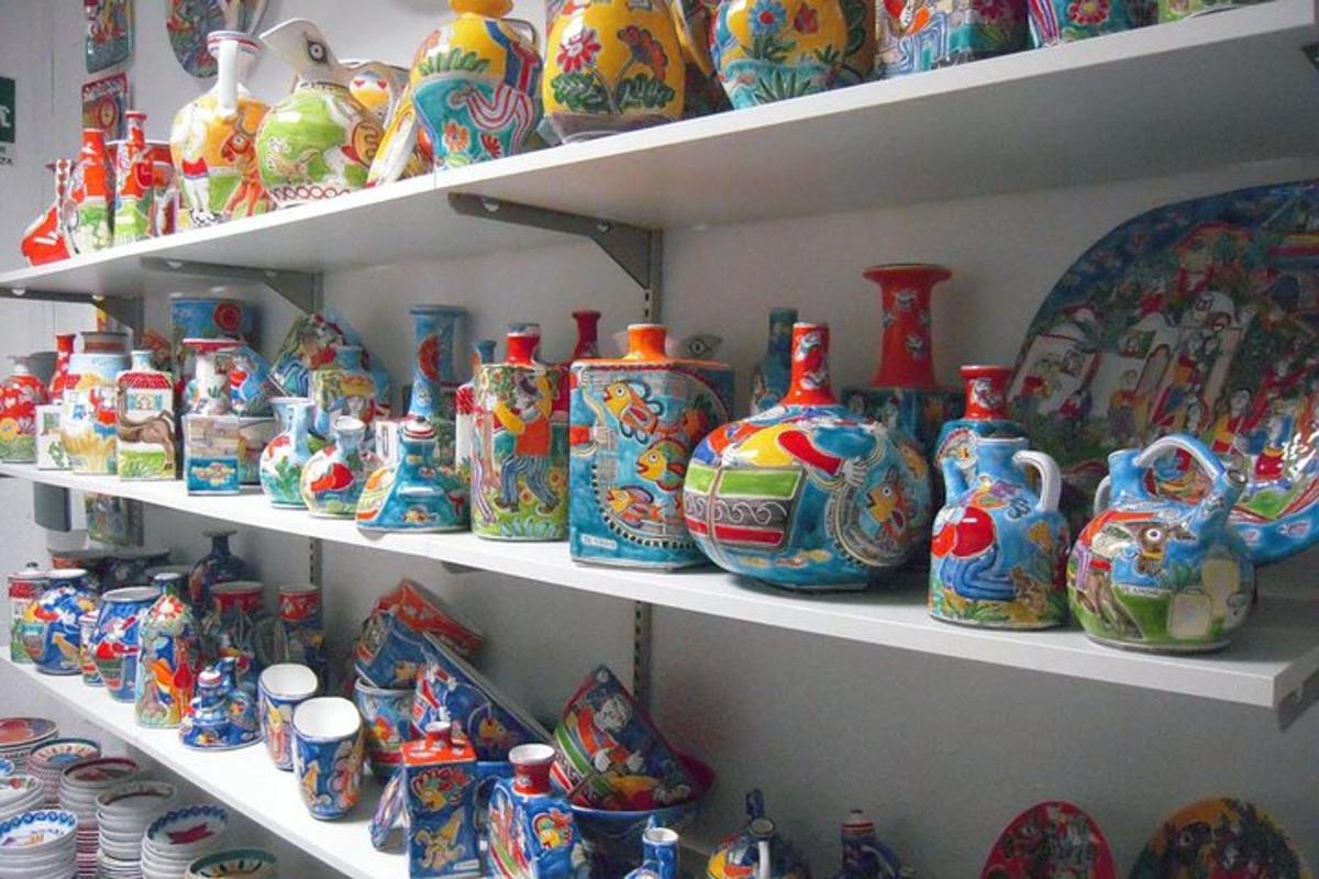 un tas de vases sur des étagères dans un magasin