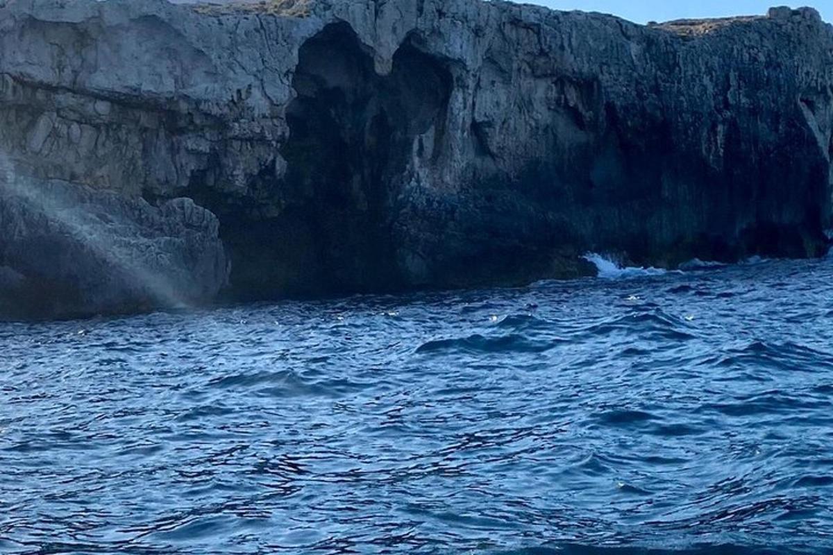 велика водена површина поред стеновите литице