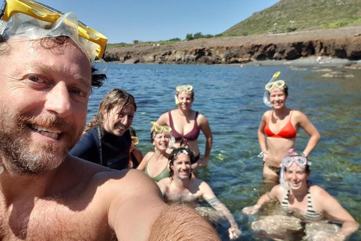 grupp inimesi, kes seisavad vees
