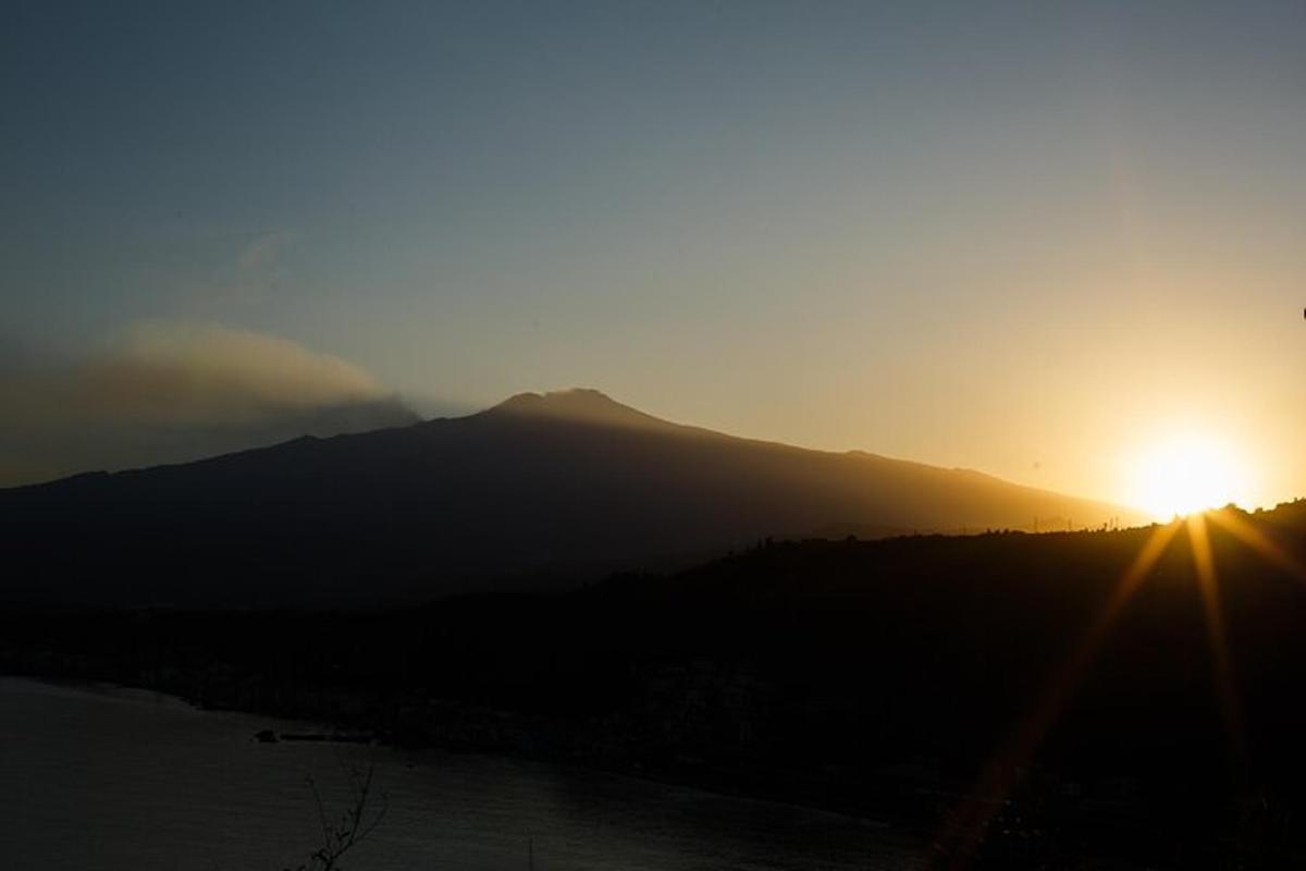 sončni zahod nad goro s sončnim zahodom