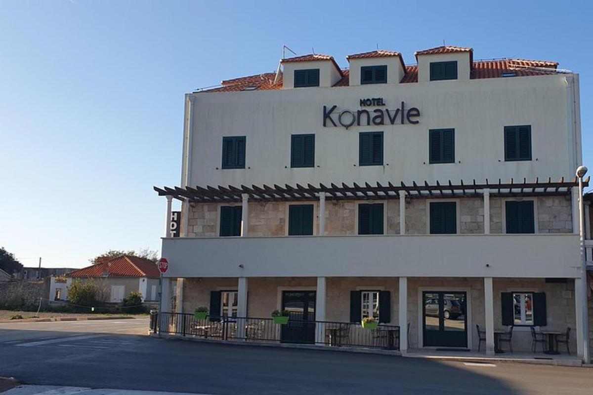 ένα μεγάλο λευκό κτίριο με τις λέξεις κάρμα πάνω του