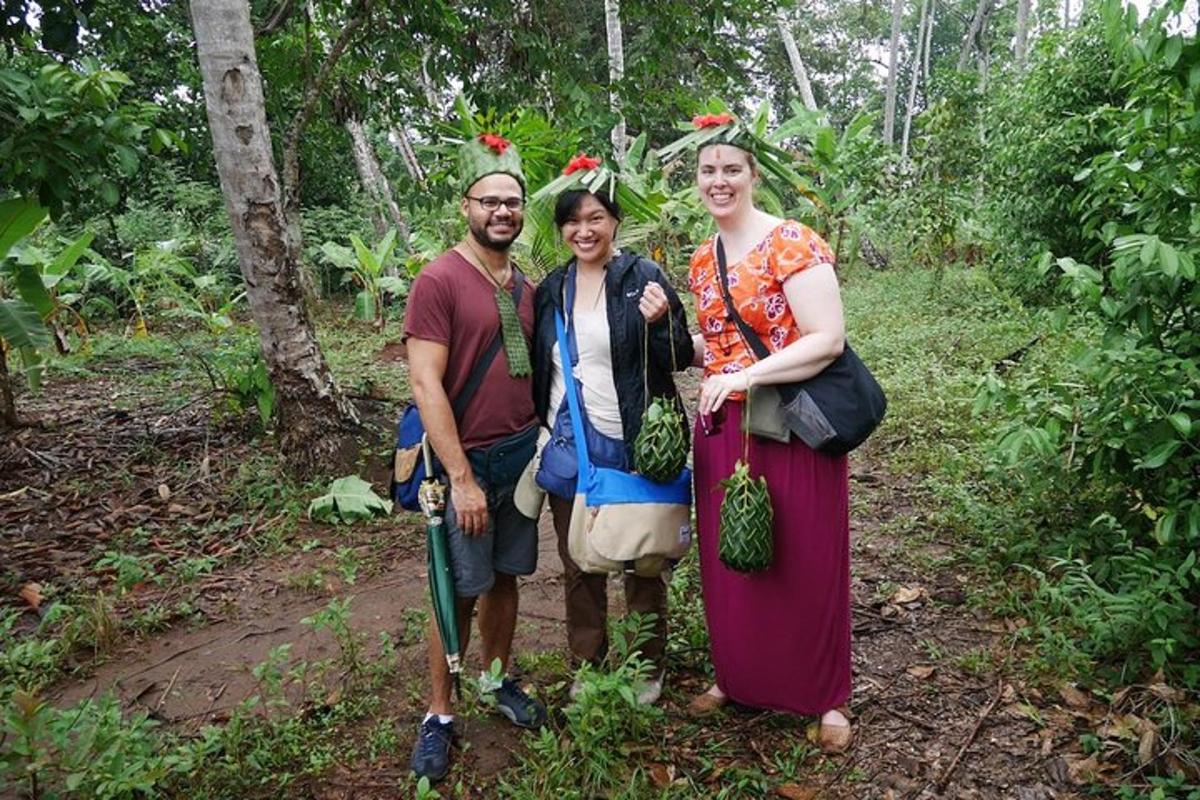 um grupo de três pessoas em pé em uma floresta