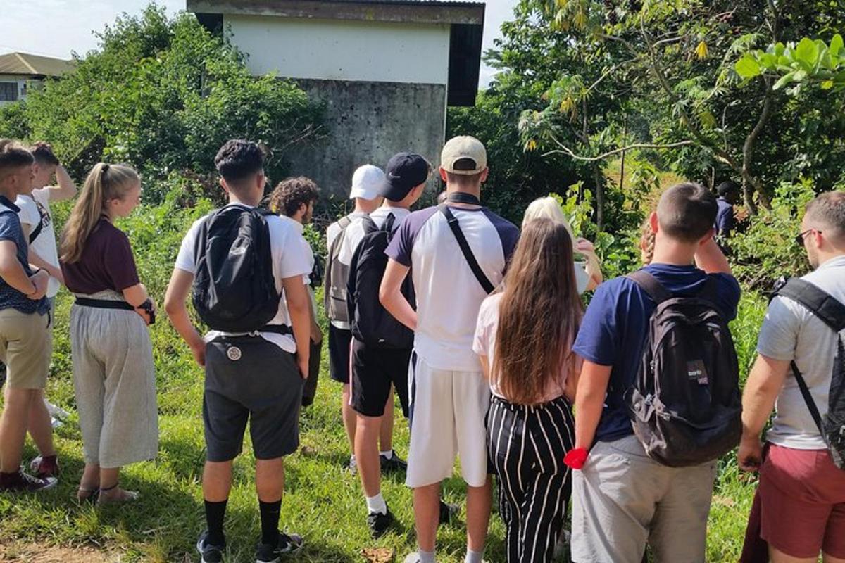 hópur fólks sem stendur í grasinu
