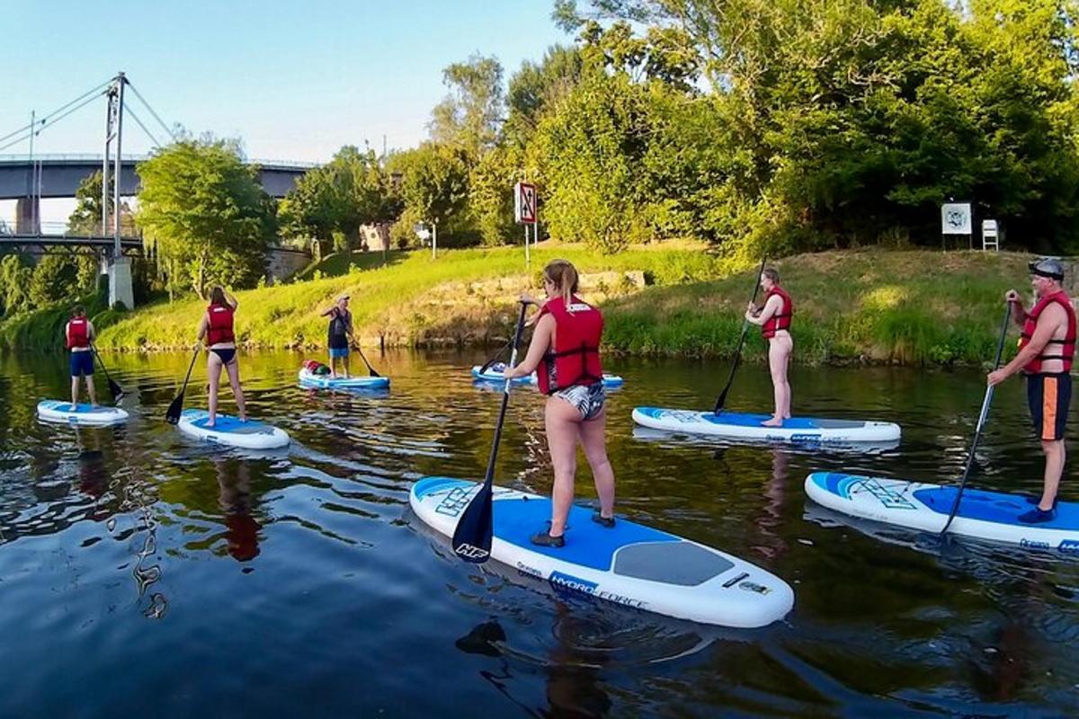 skupina lidí na paddleboardech na řece