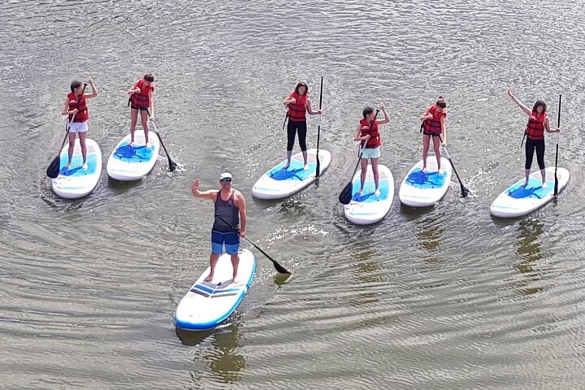 skupina lidí na paddleboardech ve vodě