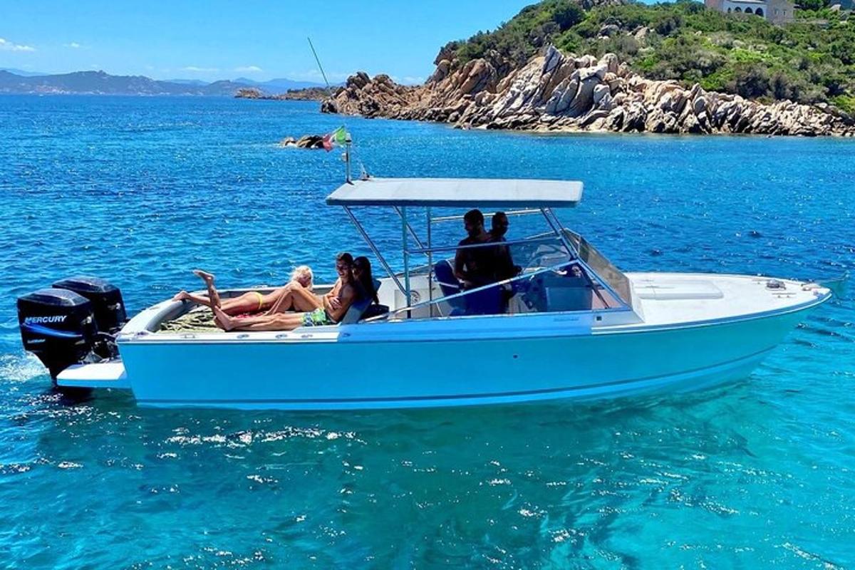 Μια ομάδα ανθρώπων σε μια μπλε βάρκα στο νερό