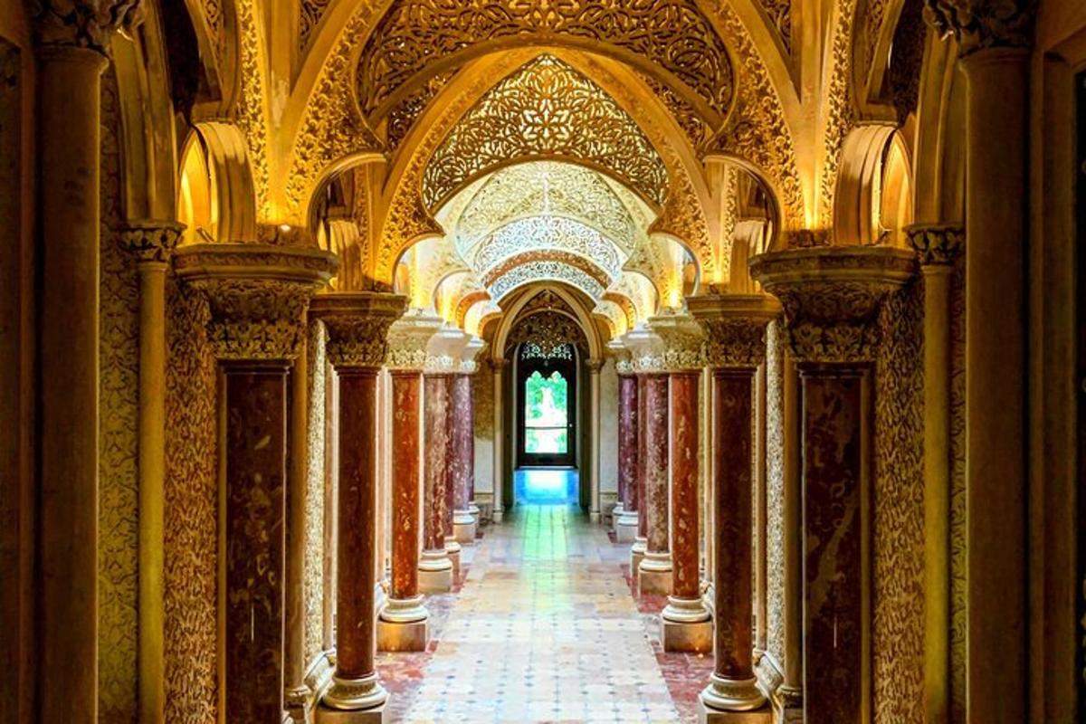 um corredor de um edifício com tetos ornamentados