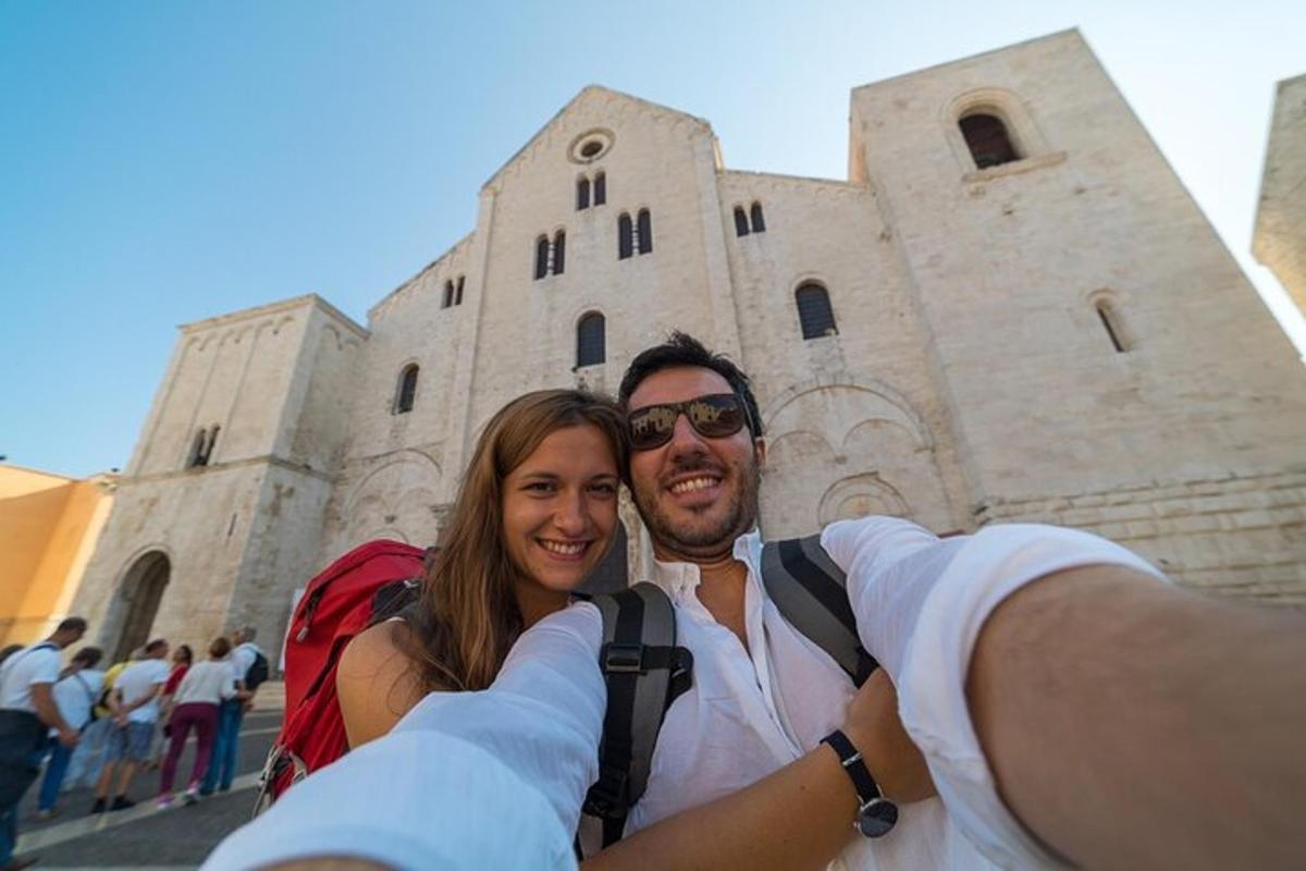 moški in ženska pozirata pred stavbo
