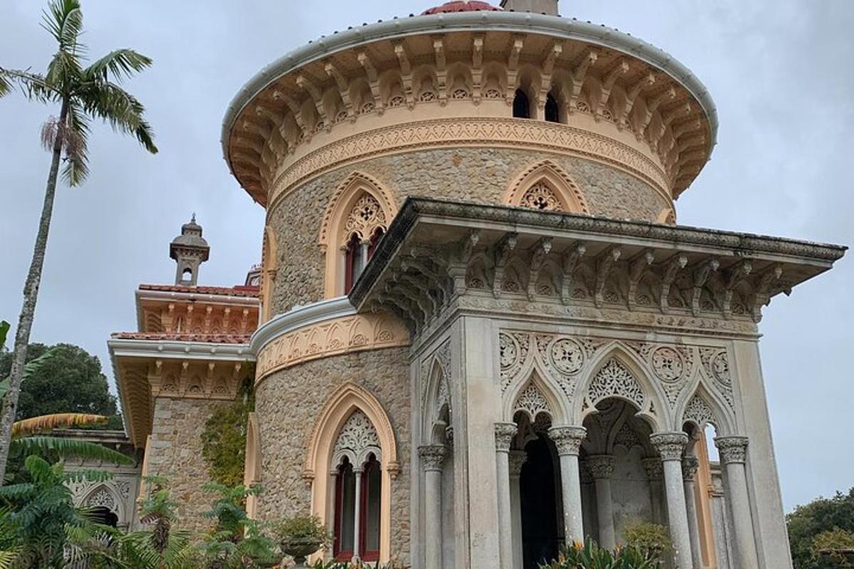 um edifício com uma cúpula no topo
