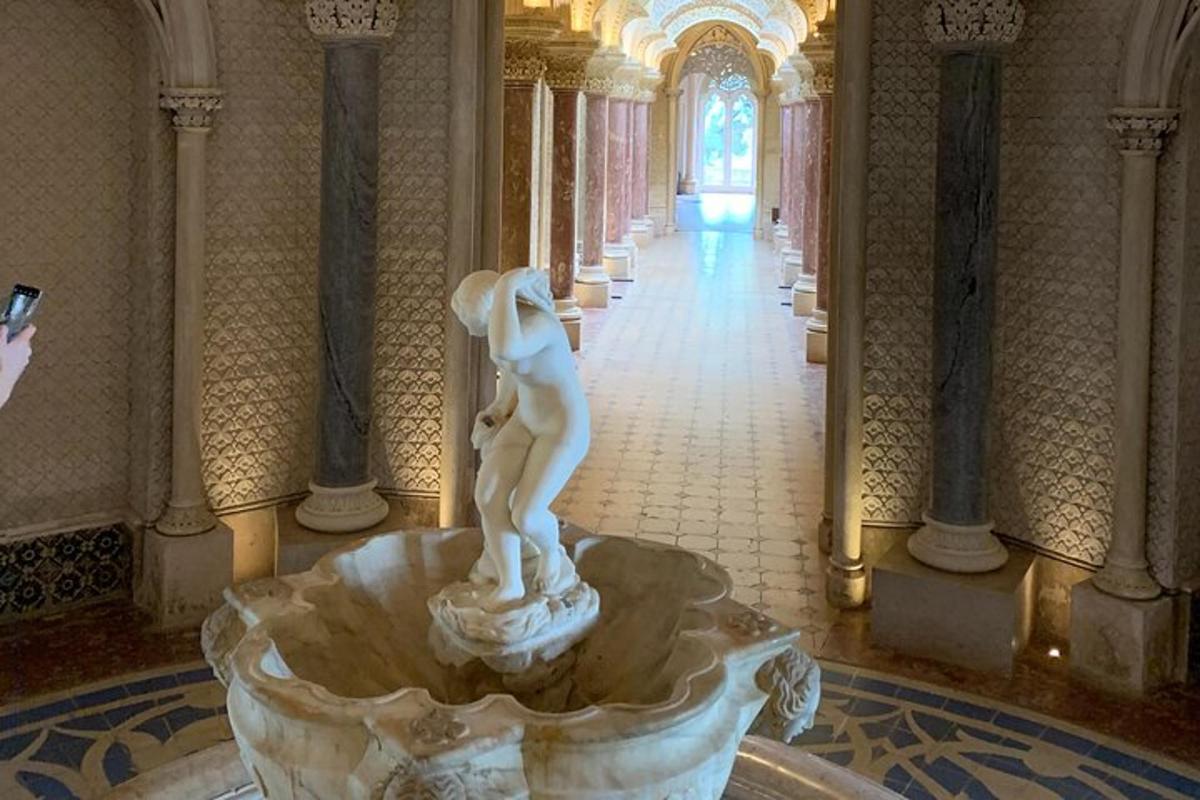 uma estátua no corredor de um prédio