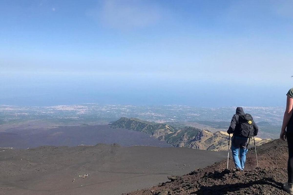 dua orang berdiri di puncak gunung