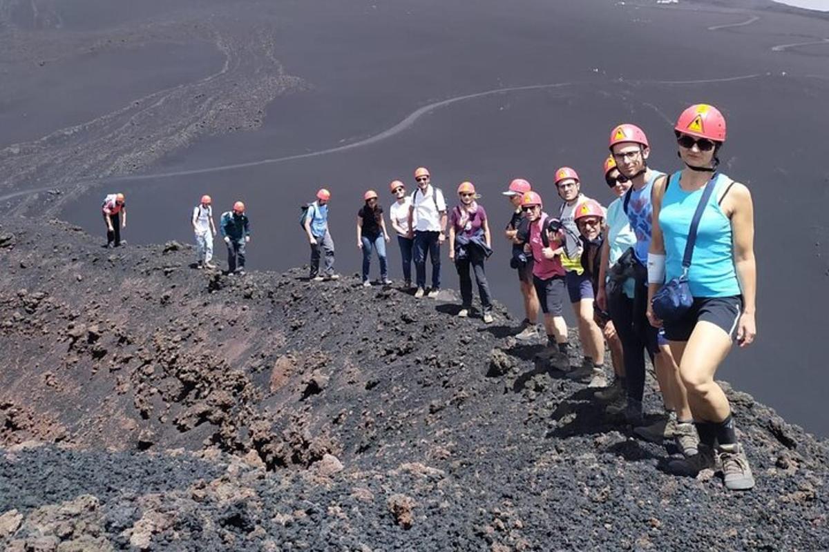 sekelompok orang berjalan di gunung