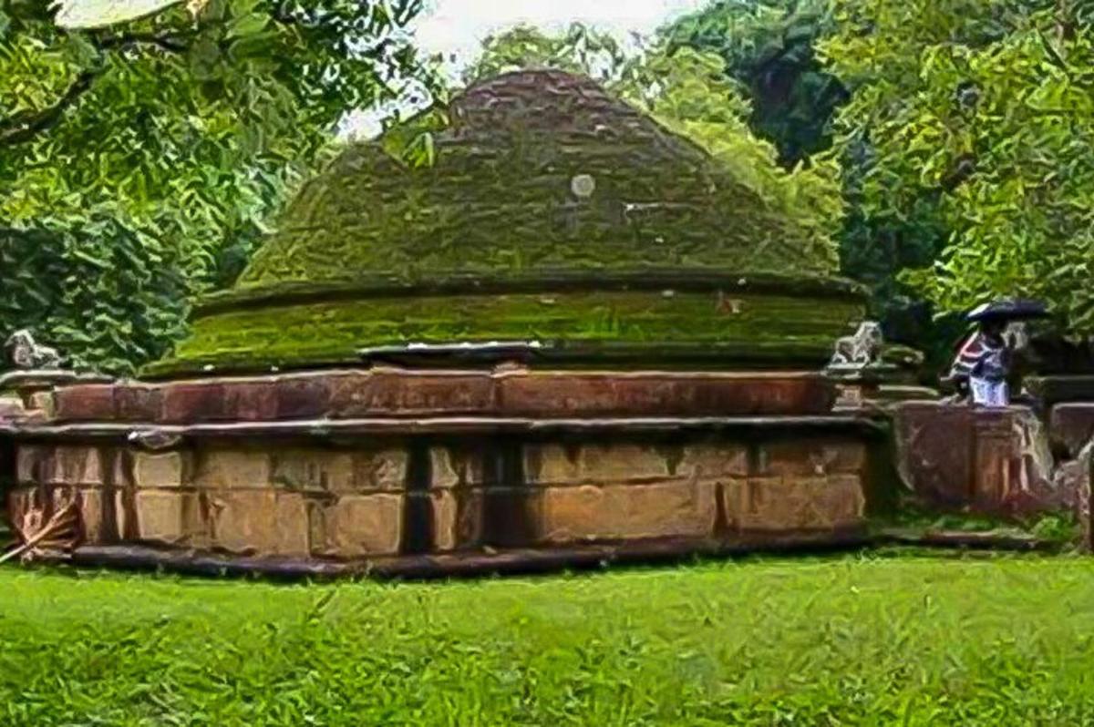una dona amb un paraigua al costat d'una estructura de pedra