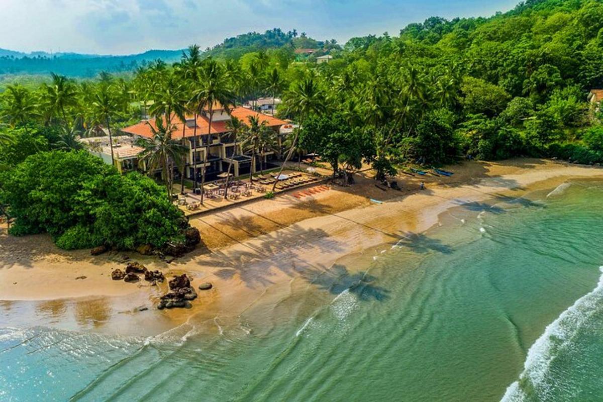uma vista aérea de uma praia com um resort