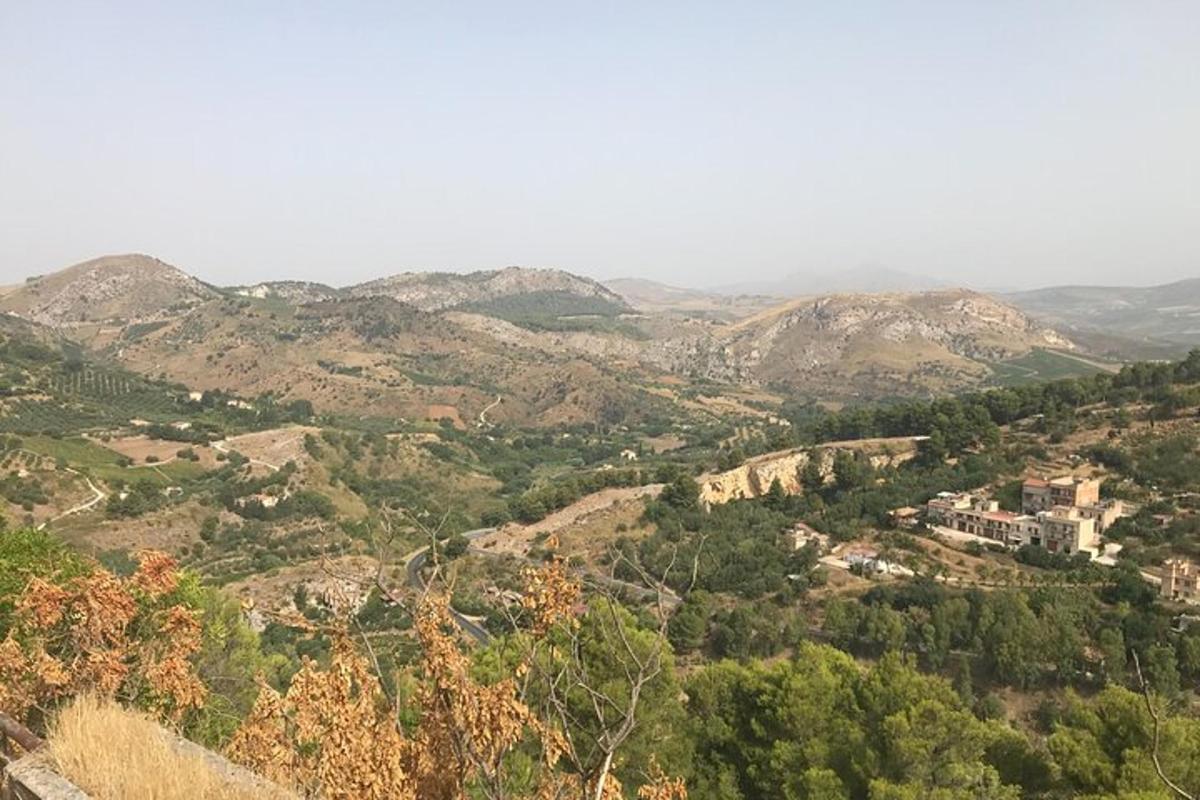 pogled na dolino z gorami v ozadju