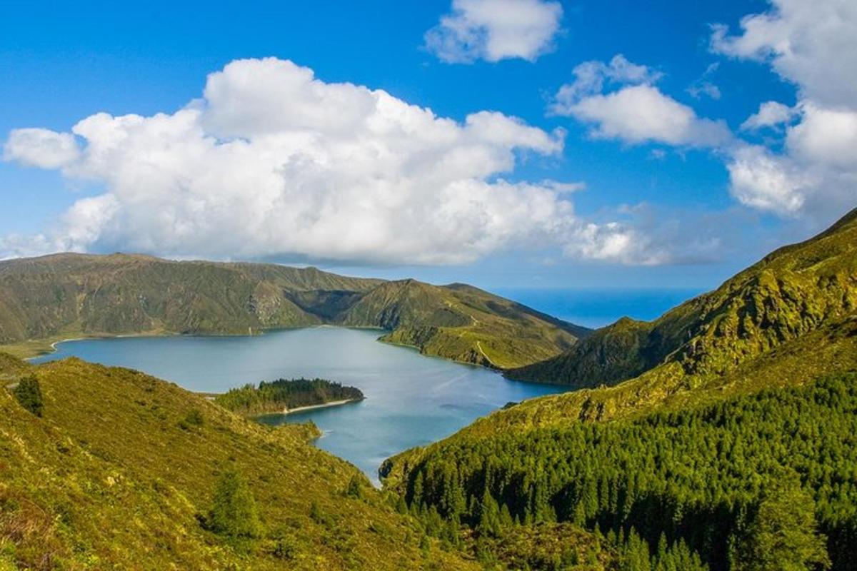 pohled na jezero v horách