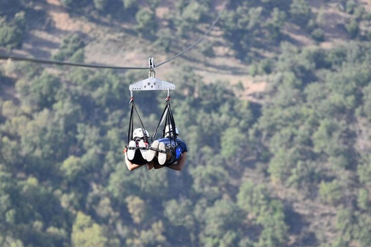 pár lidí visících na zip line