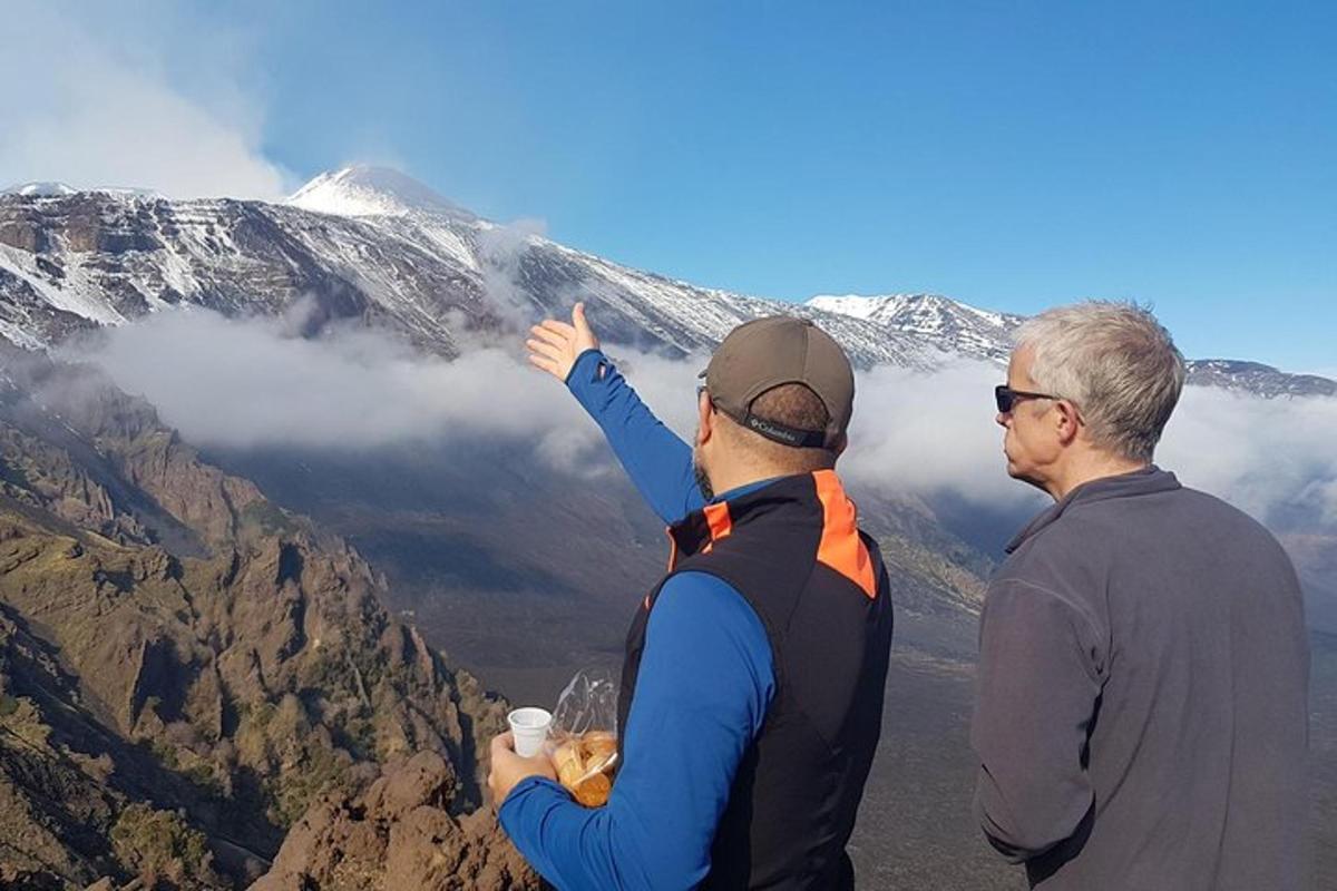 dois homens em pé no topo de uma montanha