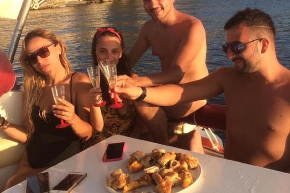 grupp inimesi paadis šampanjat joomas