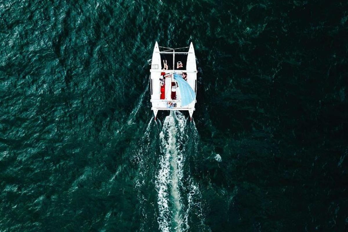 un barco en medio del agua