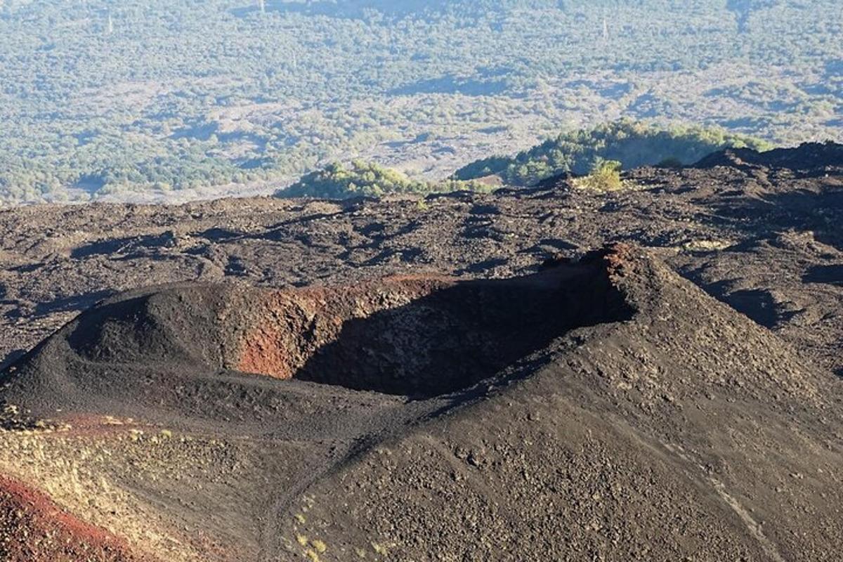 una vista aerea di una montagna rocciosa con alberi