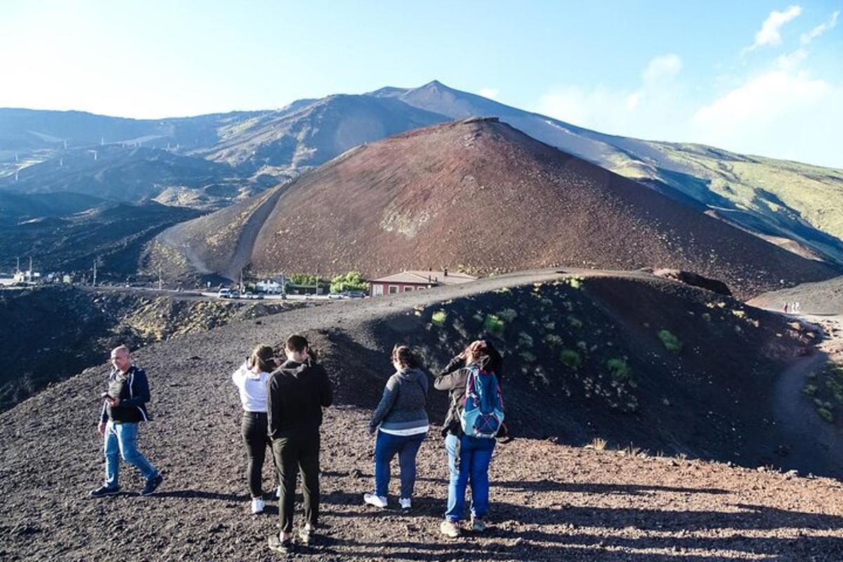 un gruppo di persone in piedi sulla cima di una montagna