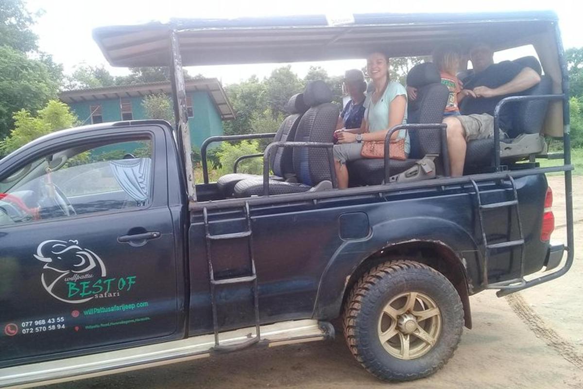 um grupo de pessoas sentadas na traseira de um caminhão