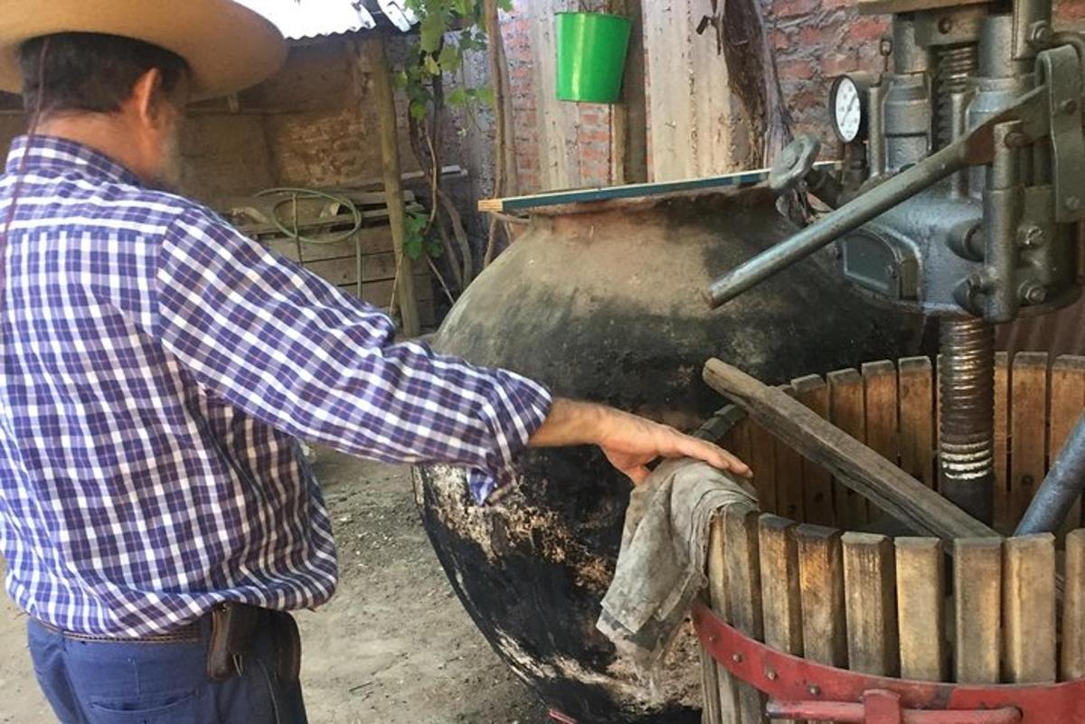 muž v kovbojském klobouku stojící vedle trouby