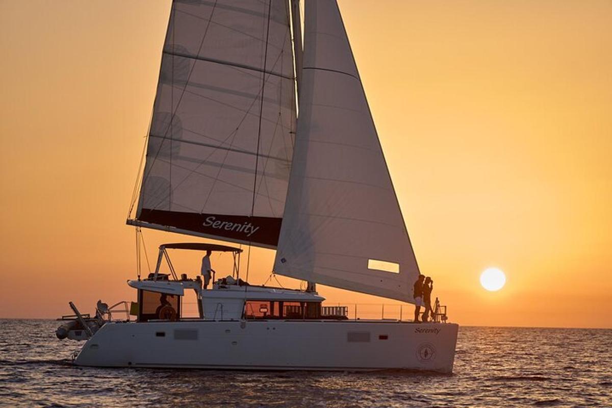 un voilier dans l'océan au coucher du soleil