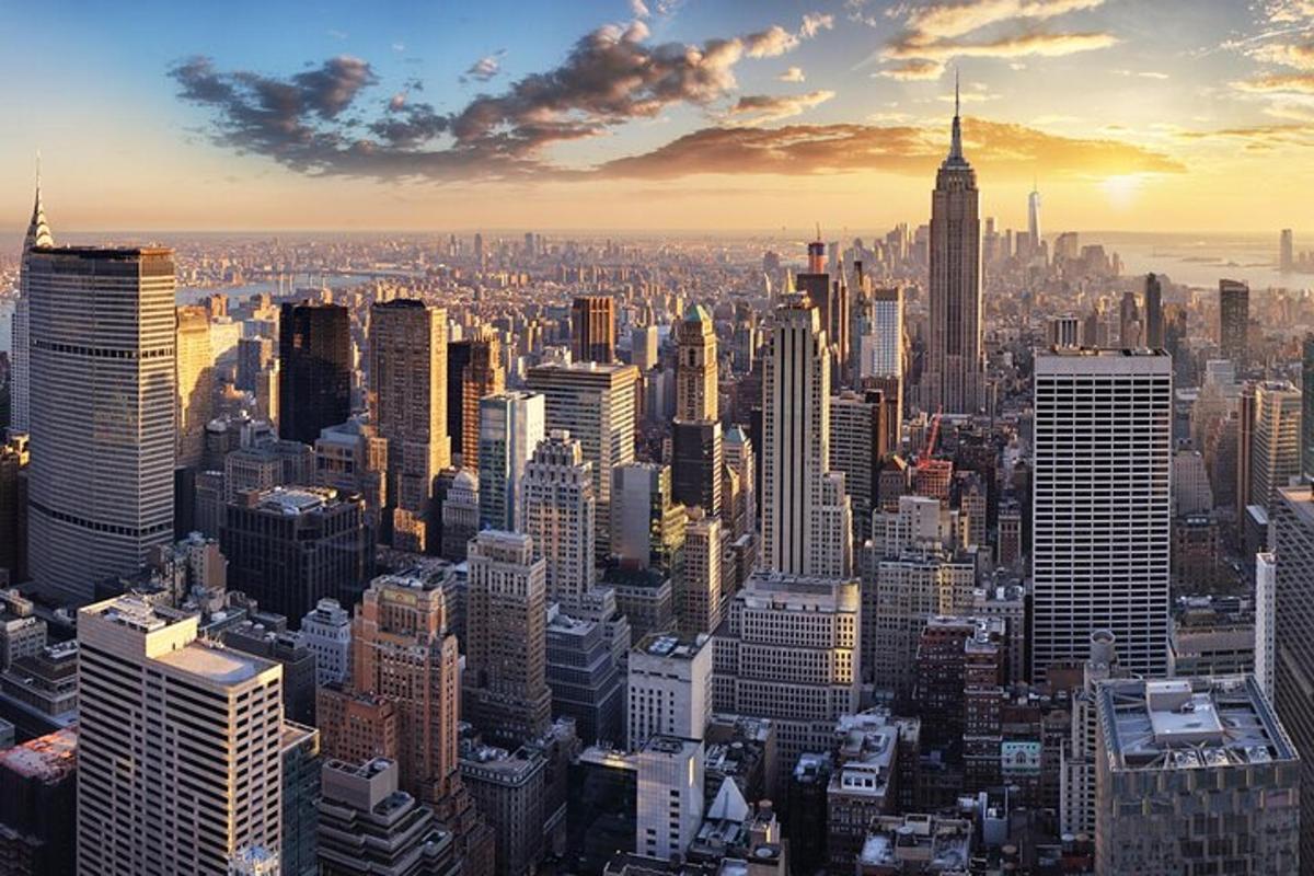 una vista aérea de una gran ciudad con rascacielos