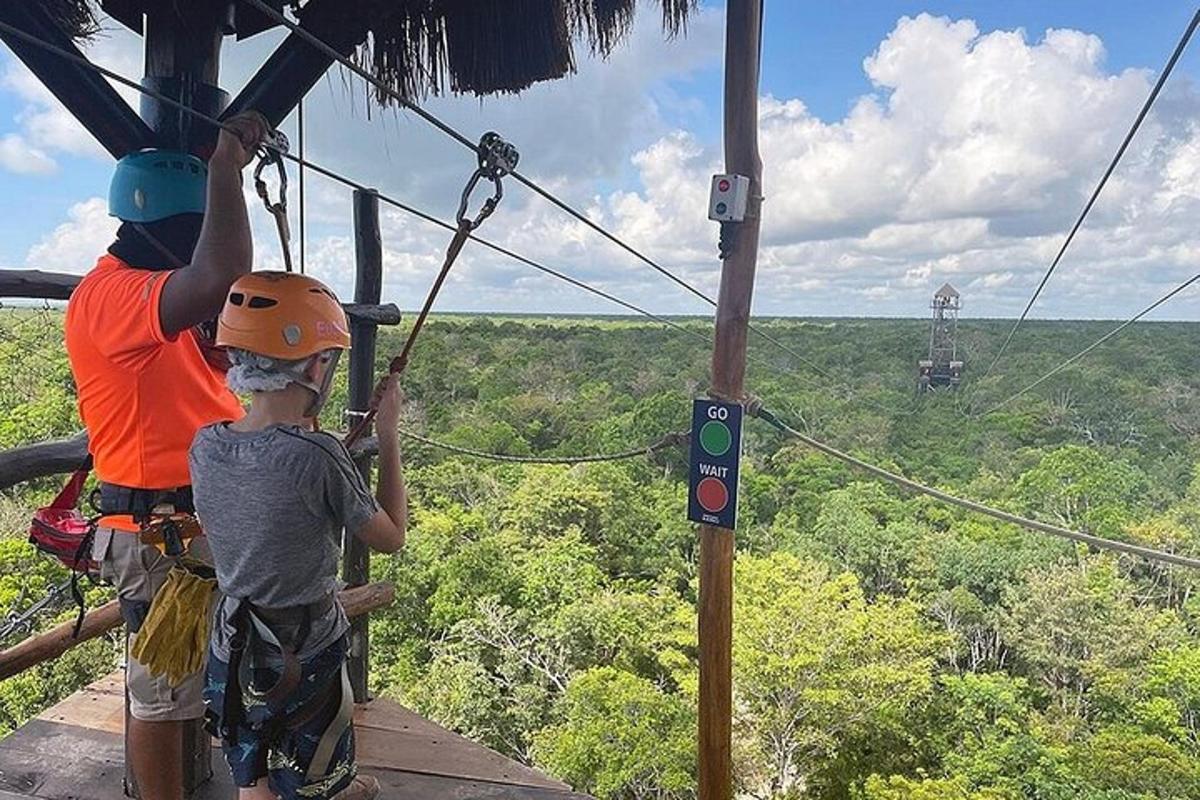 moški in otrok na ziplineu