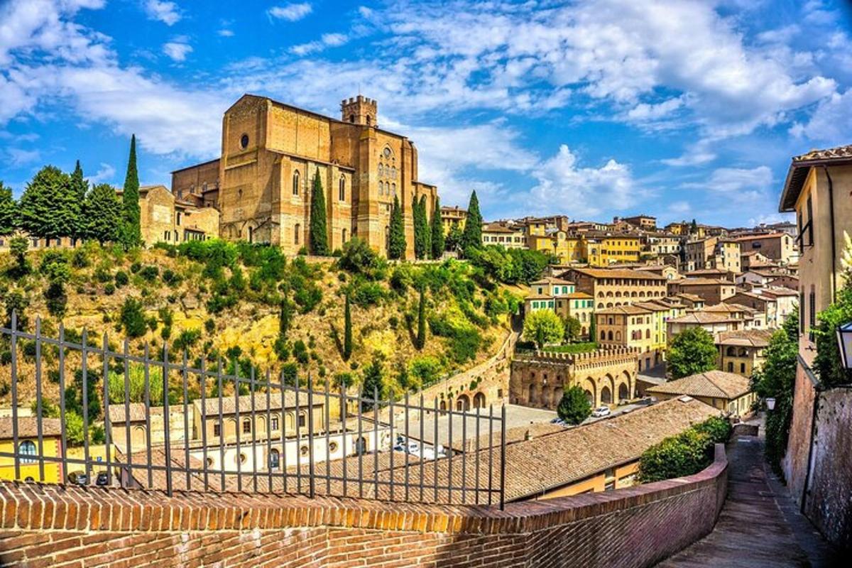 uma vista de uma cidade com um castelo em uma colina