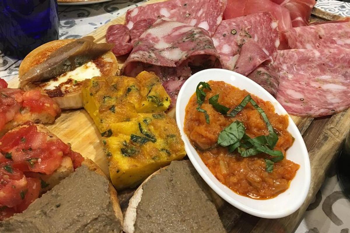 uma bandeja com diferentes tipos de carnes e uma tigela de comida