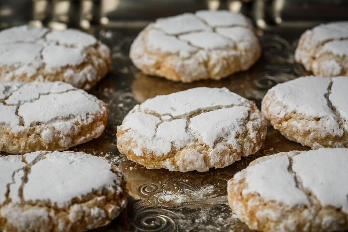 um grupo de biscoitos com açúcar de confeiteiro por cima