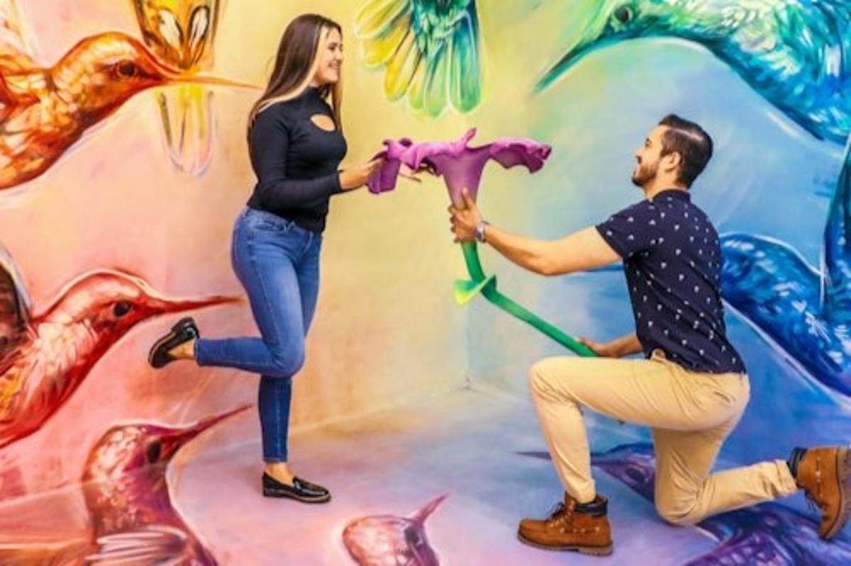 egy férfi és egy nő aopusszal fest falat