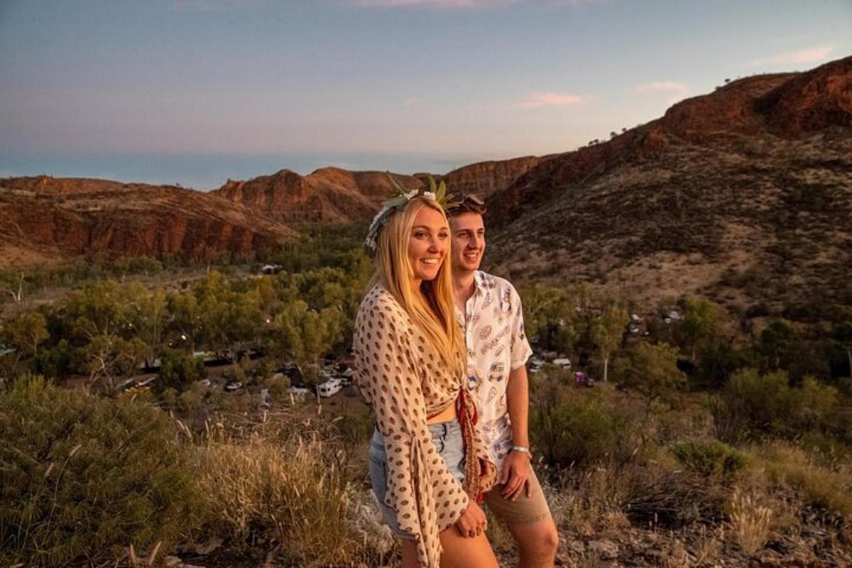砂漠で写真を撮る男性と女性
