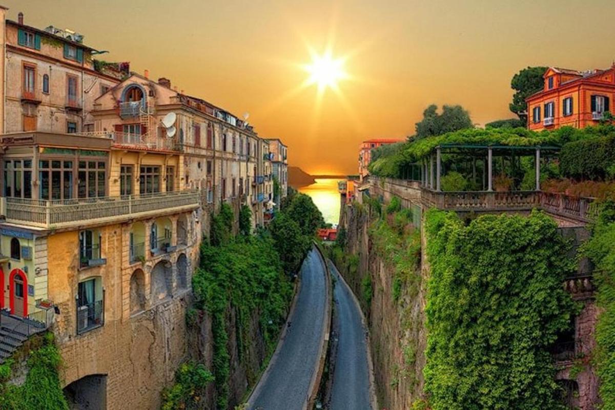 una vista di una strada tortuosa tra edifici al tramonto