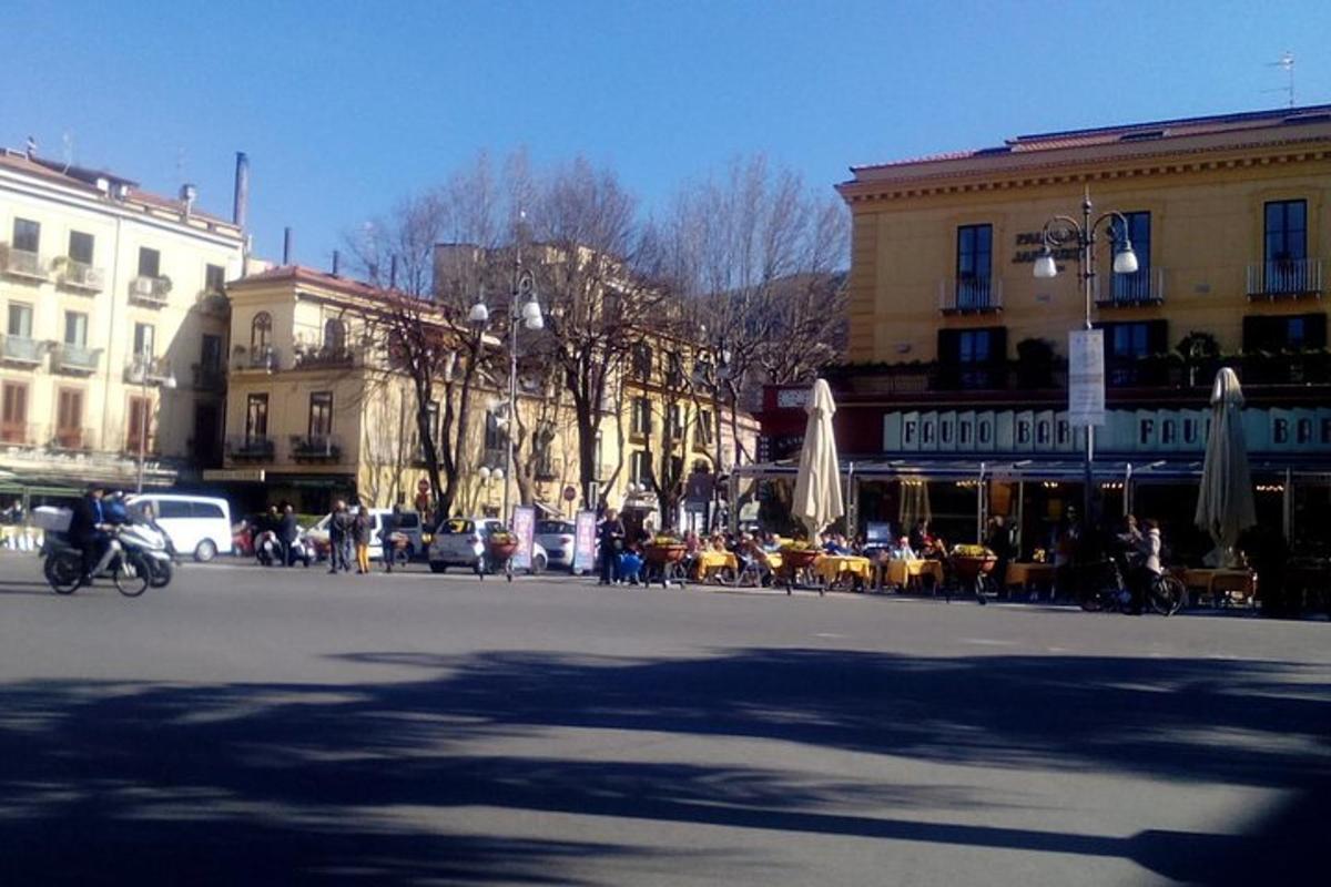 une rue de ville avec des gens, des tables et des bâtiments