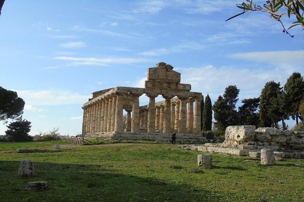 ένα αρχαίο κτίριο στη μέση ενός χωραφιού