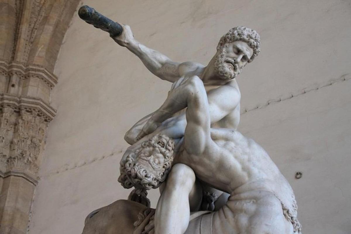una statua di un uomo che tiene in mano un microfono