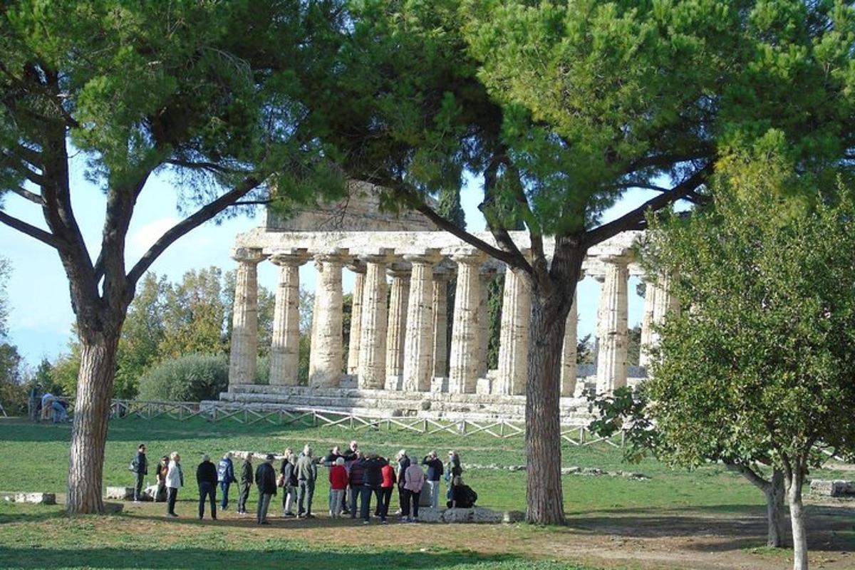 μια ομάδα ανθρώπων που στέκονται μπροστά σε ένα κτίριο