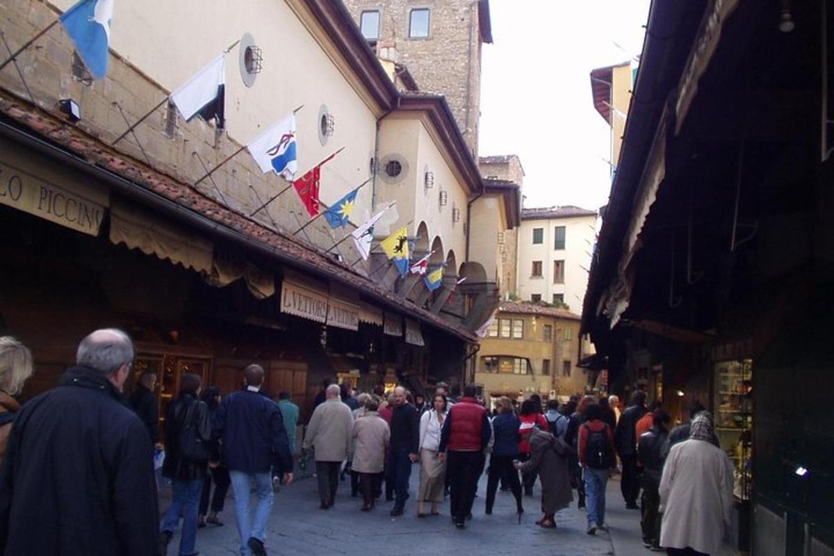 una grande folla di persone che camminano lungo una strada