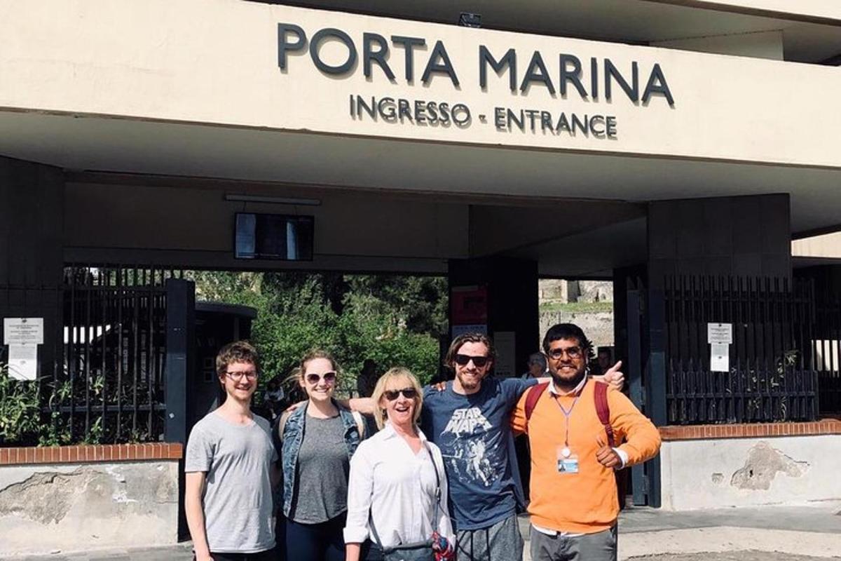 un gruppo di persone in piedi davanti a un edificio
