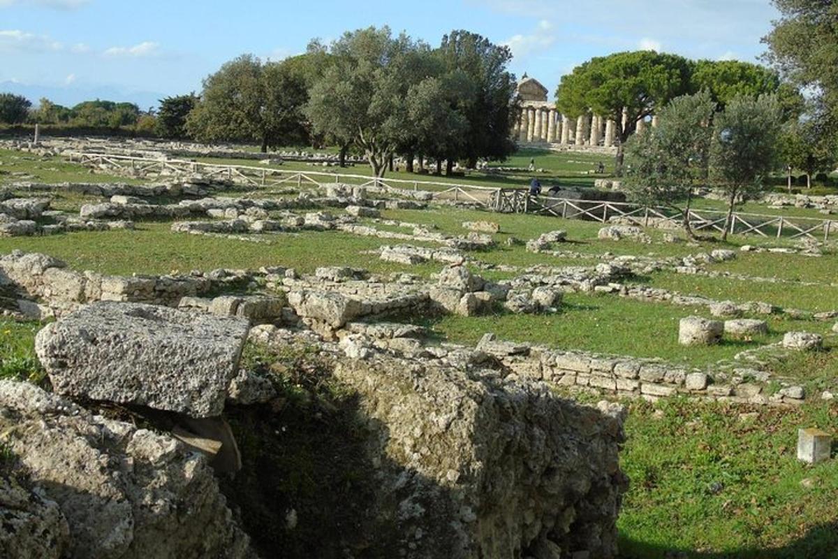 ένα χωράφι με βράχους με ένα κτίριο στο φόντο
