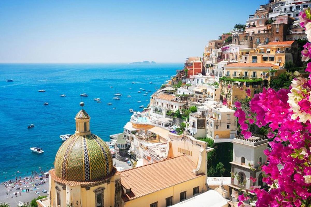 Amalfi sahilinin bir bina ve çiçeklerle dolu bir manzarası