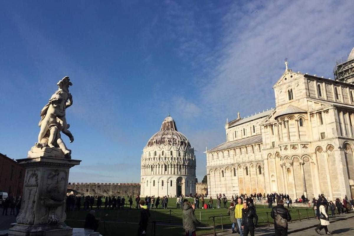 una statua davanti a un edificio con una cupola