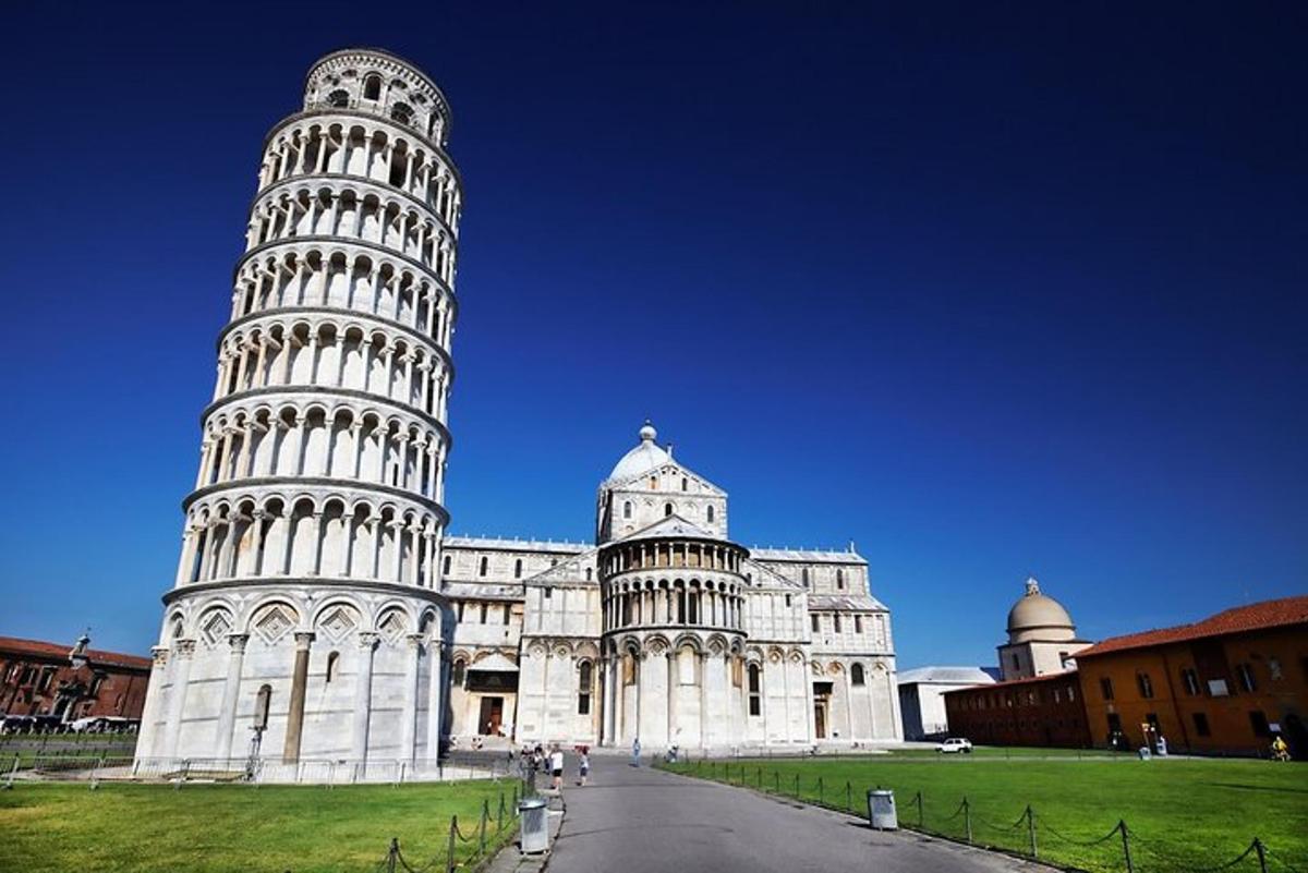 hoone, millel on Pisa kaldtorn